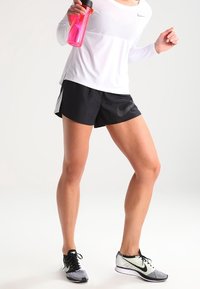 Nike Performance Pantalón corto de deporte - black