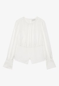 Hvit bluse med lange, puffete ermer, rynkede mansjetter og omslag foran. Laget av et glatt, skinnende stoff med en subtil glans.