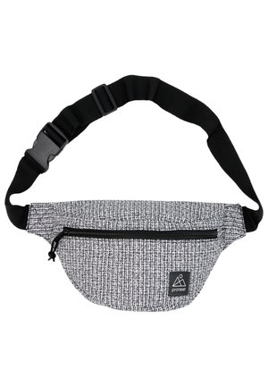 Schwarz-weiß gemusterte Bauchtasche mit einer vorderen Reißverschlusstasche, verstellbarem schwarzen Gurt und einem Logosticker an der Seite. Strukturierter Stoff.