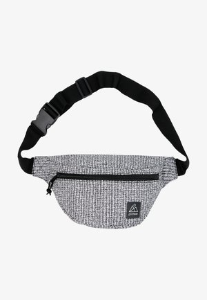 Fanny pack à motif noir et blanc avec une poche zippée sur le devant, une sangle noire réglable, et une étiquette de logo sur le côté. Tissu texturé.