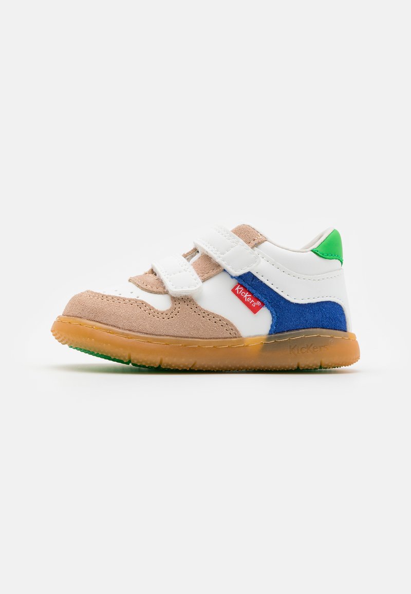 Baskets pour enfants en suede marron, cuir blanc, avec des accents bleus et verts. Elles sont dotées de deux bandes Velcro et d'une semelle en caoutchouc translucide.