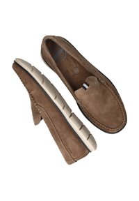 Brown suede instappers met beige rubber zolen, gestikte details en een kleine marineblauwe en witte accent aan de bovenrand. Maat 42.