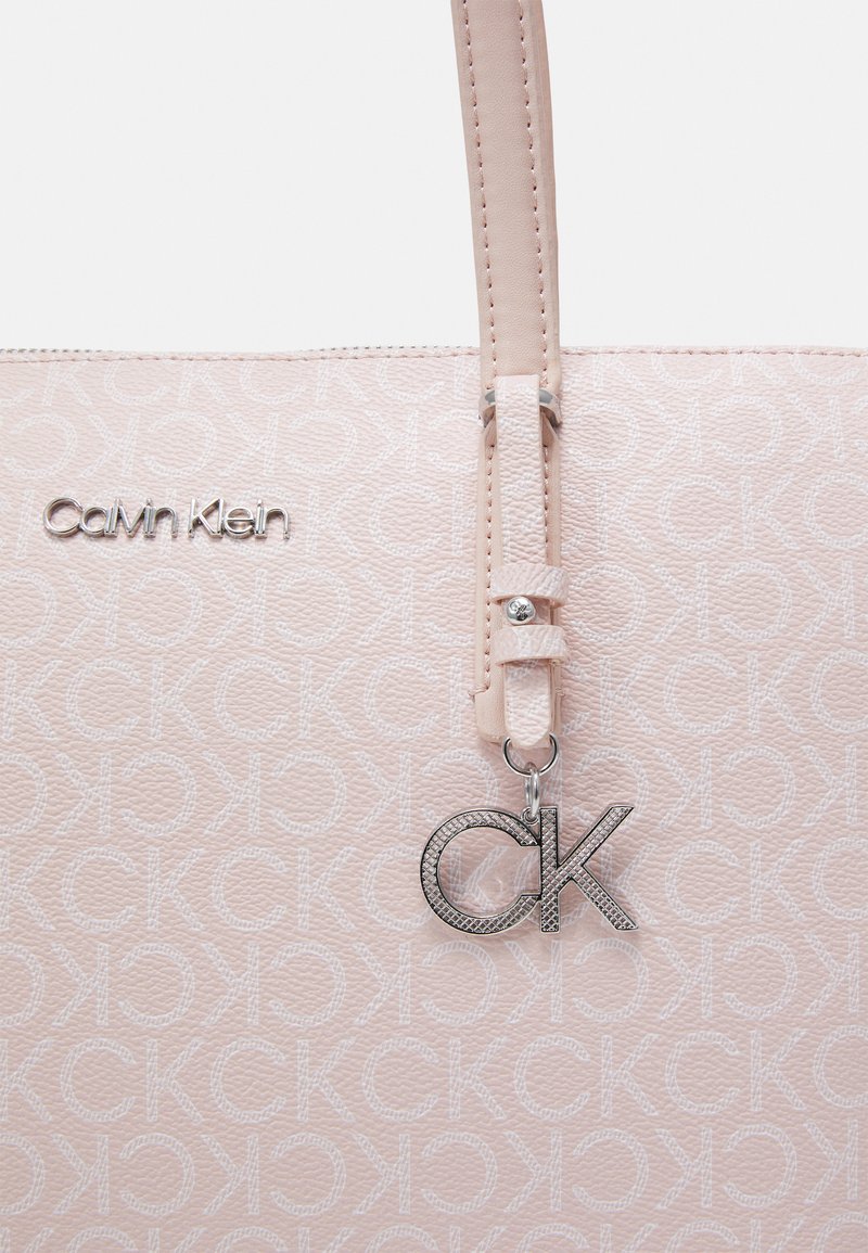 Damen Handtaschen | Calvin Klein MUST MONO Handtasche spring rose mono/pink - IR66513 Damen Handtaschen | Calvin Klein MUST MONO Handtasche spring rose mono/pink - IR66513