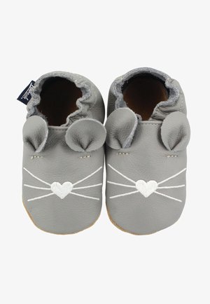 Grijze leren babyslofjes met geborduurde snorharen en een hart. Heeft ronde oren en een elastische opening voor gemakkelijk aantrekken.