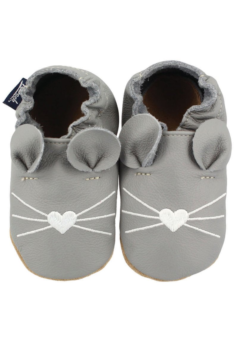 Graue Lederbabyschuhe mit gestickten Schnurrhaaren und Herz. Mit runden Ohren und elastischem Einstieg für einfaches Anziehen.