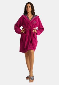 Fuchsia gewatteerde badjas van zachte badstof, met een wikkelontwerp, tailleband en twee voorzakken.