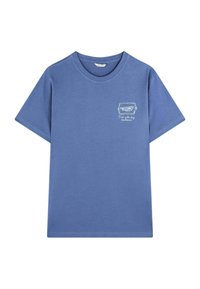 Tricou din bumbac albastru, cu mâneci scurte, gât în forma unui cerc și un design grafic alb pe partea stângă a pieptului, prezentând un pește și text.