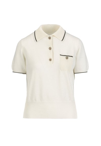 Kremowe polo z krótkim rękawem, wykonane z dzianiny, z prążkowanym kołnierzem i brzegiem, czterema guzikami z przodu oraz kieszenią na piersi zapinaną na guzik z ciemnymi akcentami.