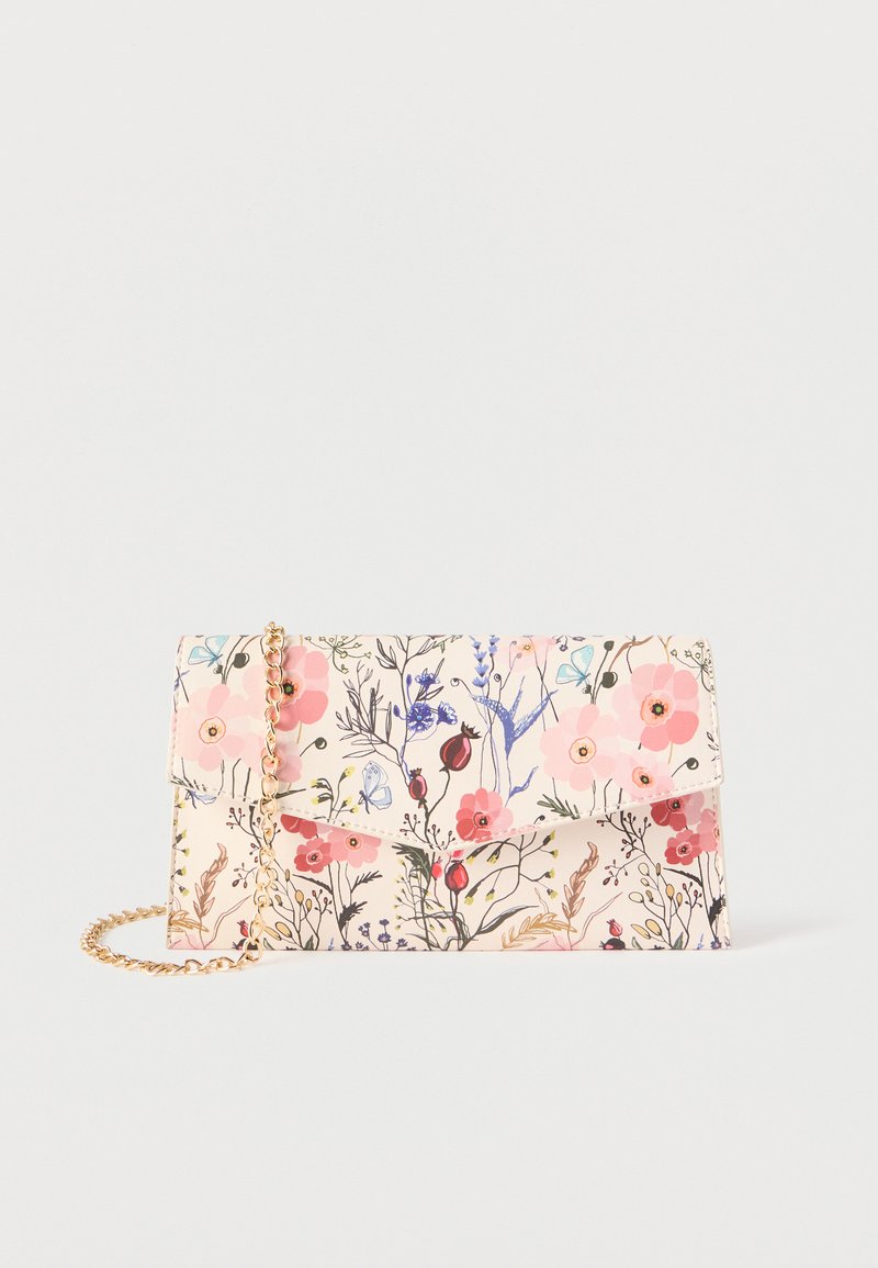 Τσάντα φάκελος με λουλούδια σε ροζ, κόκκινο και μπλε χρώμα, πράσινα φύλλα και χρυσή αλυσίδα, σε λευκό φόντο.