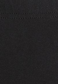 Tissu en coton noir avec une texture lisse, présentant un beau motif en côtes. Comprend une seule couture droite le long d'un bord.