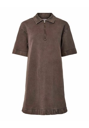 Kratās piedurknēs, apkakles kleita tumši brūnā audumā ar pusuzvalka priekšpusi, kas piedāvā brīvu piegriezumu un apakšmalu ar sarullētu apdari.