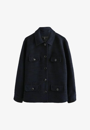 Marinblå knappad jacka i texturerat tyg, med krage, fyra framfickor och svarta metalldetaljer.