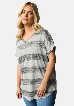 Camiseta de rayas grises y blancas con escote en V y mangas cortas, con una textura suave y dobladillo redondeado, llevada con vaqueros azules.