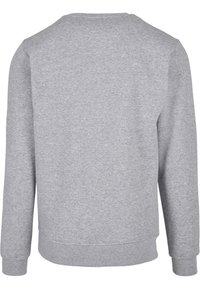 Sweat-shirt gris avec un col rond, des manches longues, des poignets côtelés et une texture lisse. Aucune logo ni motif visible.