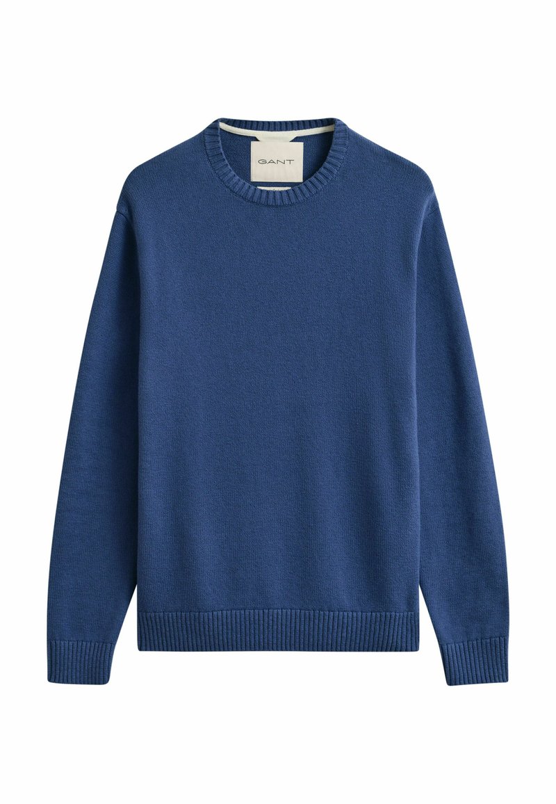 Blauer Rundhalspullover aus Strick mit gerippten Bündchen und Saum, mit GANT-Logo im Krageninneren, auf weißem Hintergrund dargestellt.