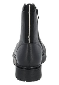 Bottines en cuir noir avec une finition texturée, présentant un panneau latéral élastique gris et une semelle en caoutchouc noir pour l'adhérence. Fermeture zippée à l'arrière.