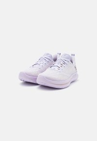Een paar lichtpaarse sporthardloopschoenen met een gebreide textuur, veters, dempende zolen en trekriemen aan de hielen op een witte achtergrond.