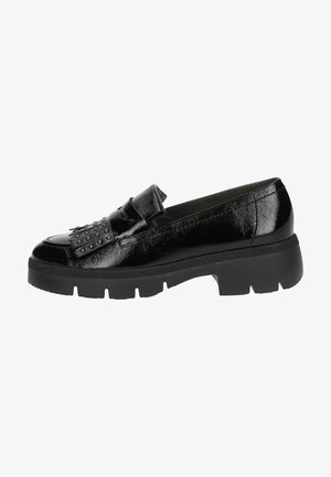 Schwarze Lackleder-Loafer mit flacher, strukturiertem Sohle. Mit einem dekorativen Riemen und genietetem Akzenten an der Vorderseite. Glatte Oberfläche.