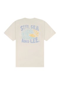 Μπεζ μπλουζάκι με γραφικό απεικόνισης μπλε κύματος, κίτρινου ήλιου και κειμένου «SUN, SEA AND LEE.» στην πλάτη.