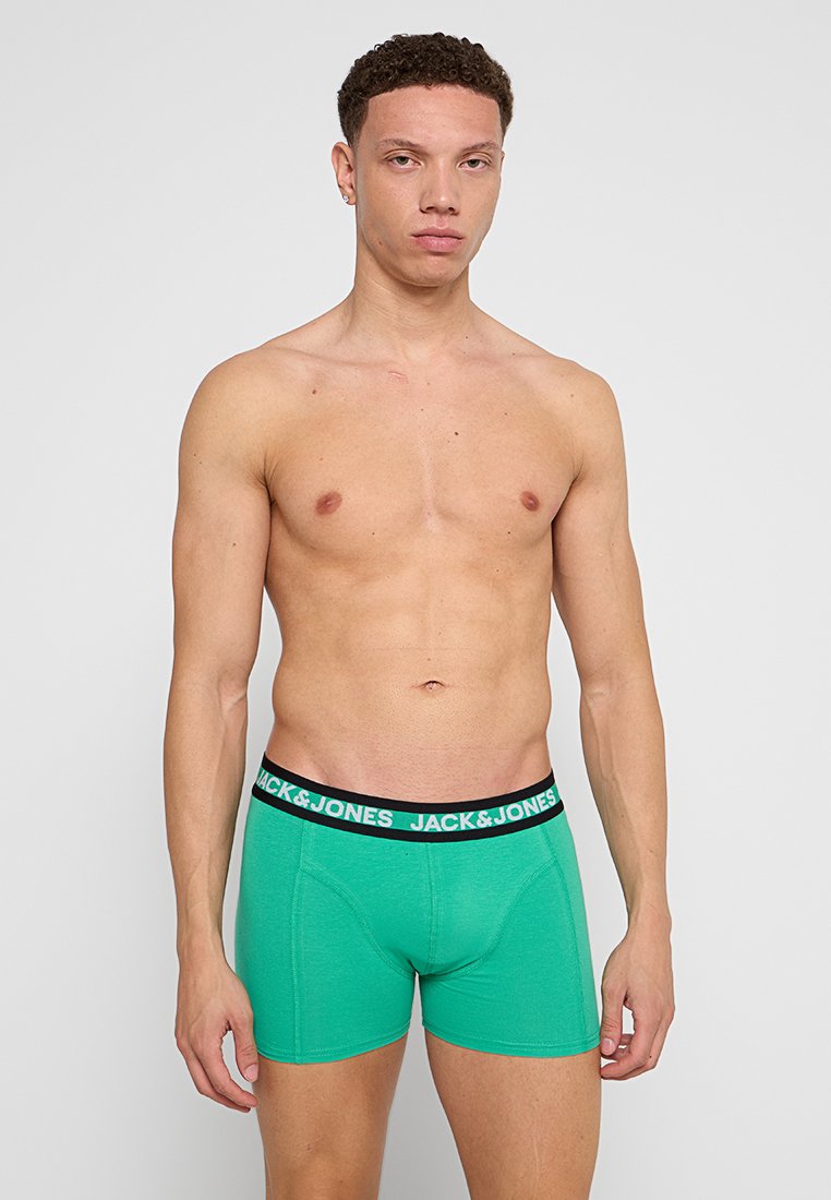 Boxers de algodón verde con una cinturilla elástica negra que presenta el texto blanco "JACK & JONES". Diseño simple, forma ajustada, textura suave.