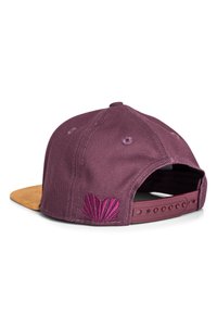 Gorra burdeos con visera plana beige, que presenta un diseño de concha bordado en rosa en la parte posterior y cierre a presión ajustable en la base.