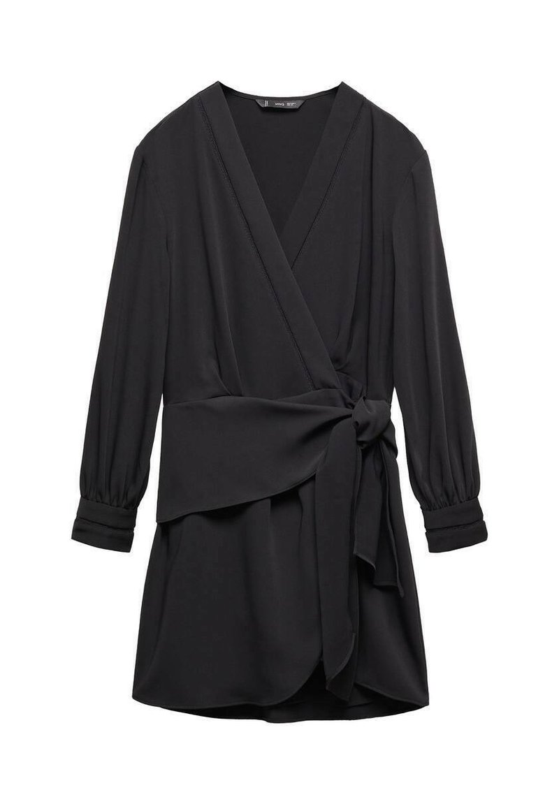Schwarzes Wickelkleid mit langen Ärmeln, tiefem V-Ausschnitt, Taillenknoten und geschwungenem Saum. Hergestellt aus glattem Stoff mit weicher Textur und subtilen Nahtdetails.