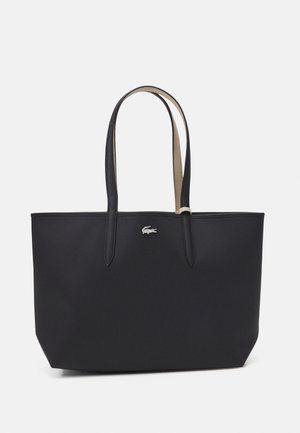 Bolso tote negro texturizado con dos asas de cuero y pequeño logo plateado de cocodrilo en el centro delantero.