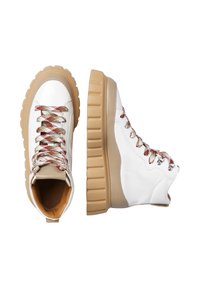 Sneakers alte bianche in pelle con una spessa suola di gomma beige, caratterizzate da lacci multicolori e dettagli di cucitura visibili.