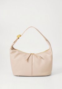 Borsa a mano in pelle beige chiaro con ferramenta dorata, forma arrotondata e chiusura con zip. Dotata di un singolo, morbido cinturino per la spalla.