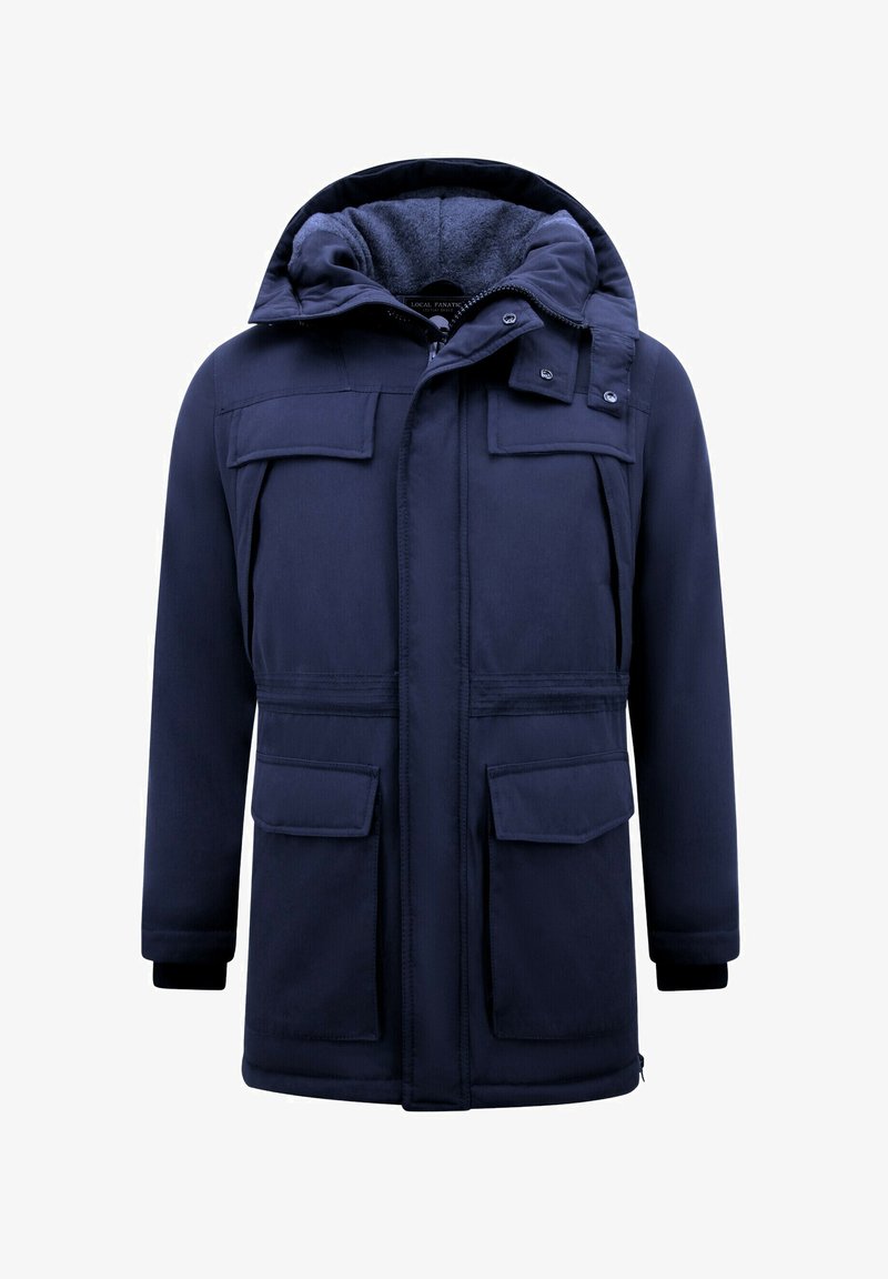Marineblauwe parka-jas met een capuchon, twee voorzakken en een zachte voering aan de binnenkant. De stof oogt duurzaam met een gladde afwerking.