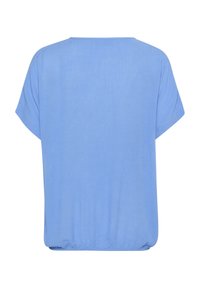 Blusa azzurro chiaro con un taglio morbido, scollo rotondo e maniche corte. Tessuto soffice con delicate pieghe all'orlo inferiore.