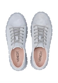 Helle graue Wildledersneaker mit runder Spitze, flacher Gummisohle und strukturierten Schnürsenkeln. Verfügt über eine markierte Innensohle und ein glattes Innenfutter.