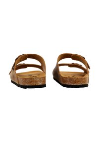 Sandales en cuir marron avec deux sangles ajustables, semelle en liège et semelle extérieure noire texturée, de forme arrondie.