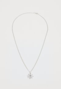 Colar de corrente prata com um pingente em forma de flor, apresentando uma gema azul-escura no centro, sobre um fundo branco liso.