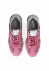 Scarpe da ginnastica rosa con una tomaia in tessuto testurizzato, dettagli in suede a contrasto e rifiniture grigie. Presentano lacci e solette imbottite.