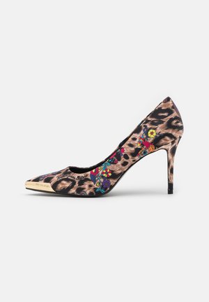 Zapato de tacón alto con estampado de leopardo, patrones florales y puntera metálica dorada, mostrado sobre un fondo liso.