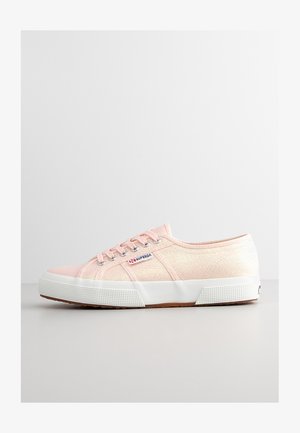 Baskets en toile pailletées roses avec bout arrondi, semelle en caoutchouc blanche et design à lacets. Présente un logo Superga sur le côté.