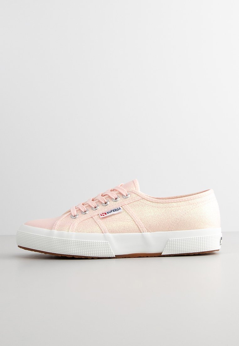 Sneakers in tela glitter rosa con punta tonda, suola in gomma bianca e design con lacci. Presenta un logo Superga sul lato.