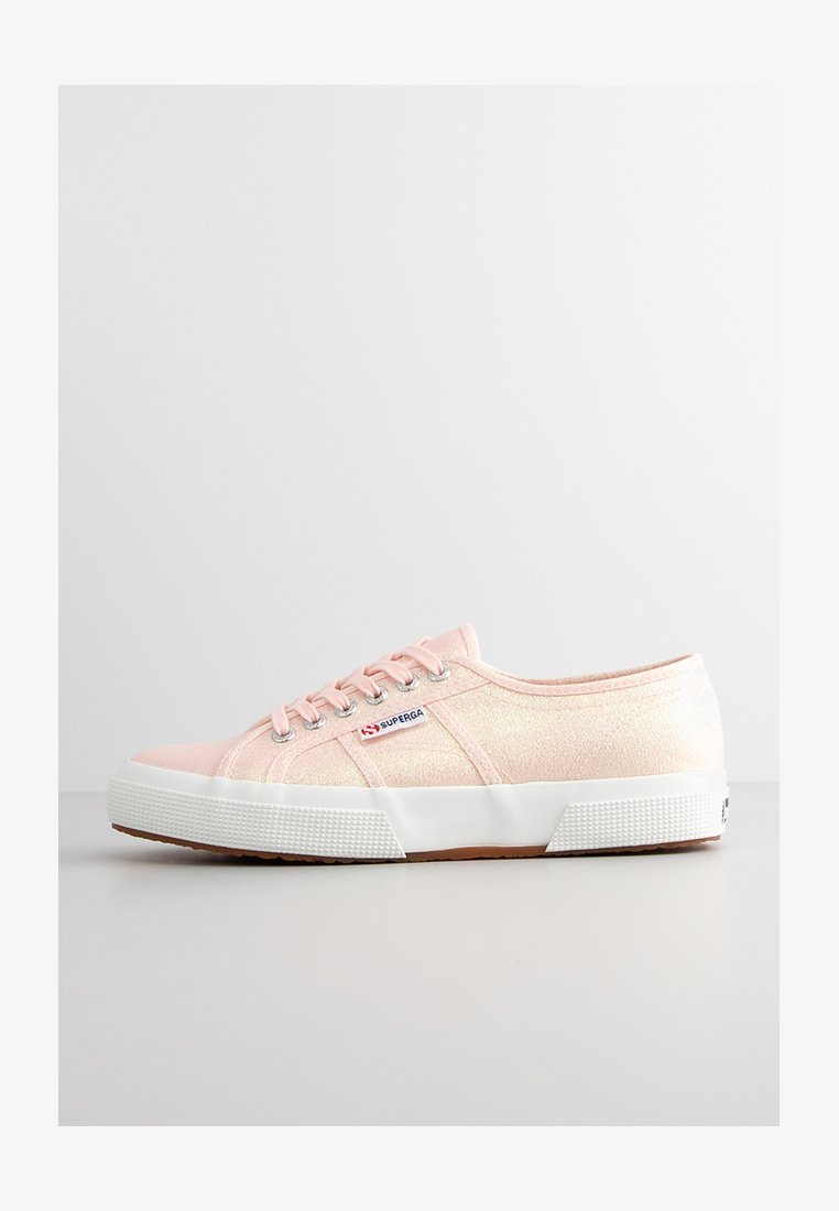 Rosa Glitzer-Canvas-Sneaker mit runder Spitze, weißer Gummisohle und Schnürdesign. Mit einem Superga-Logo an der Seite.