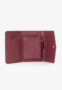 Portafoglio tri-fold in pelle marrone aperto, che mostra gli scomparti per le carte a sinistra, una tasca centrale con zip per le monete e una chiusura a scatto sul lato destro.