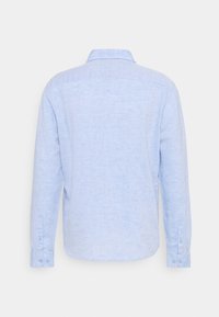 Jasnoniebieska koszula z długim rękawem z lnu, z kołnierzykiem zapinanym na guziki, prostym dołem i mankietami zapinanymi na guziki.