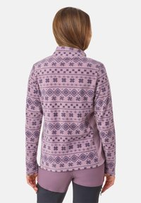 Fleecejack in lichtpaars met een geometrisch patroon in donkerpaars. Heeft een hoge kraag en een getailleerde snit, met zijzakken.