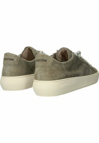 Pilkos zomšinės sportbačiai su lygiu paviršiumi, kreminio spalvos guma ir šviesiai mėlynomis raištelėmis. "BLACKSTONE" prekės ženklas ant kulno.