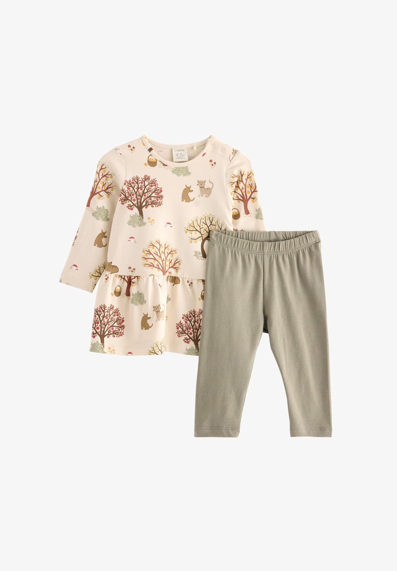 Vestido de manga longa com um fundo bege claro, apresentando estampas coloridas de árvores e animais. Acompanhado por leggings verde claro com cintura elástica.