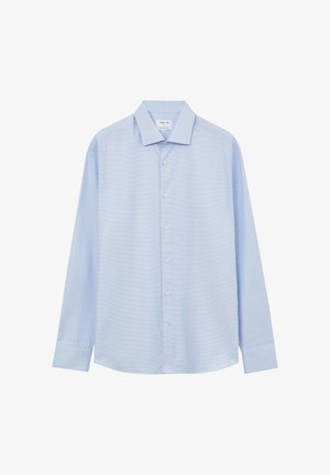 Camicia azzurro chiaro a maniche lunghe con bottone frontale, colletto classico e un sottile motivo a righe orizzontali. Tessuto misto cotone, texture liscia.