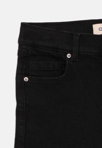 Svart denimjeans med mid-rise livhøyde, fem-lomme design og sølvfarget detaljer for lukking og lommer.