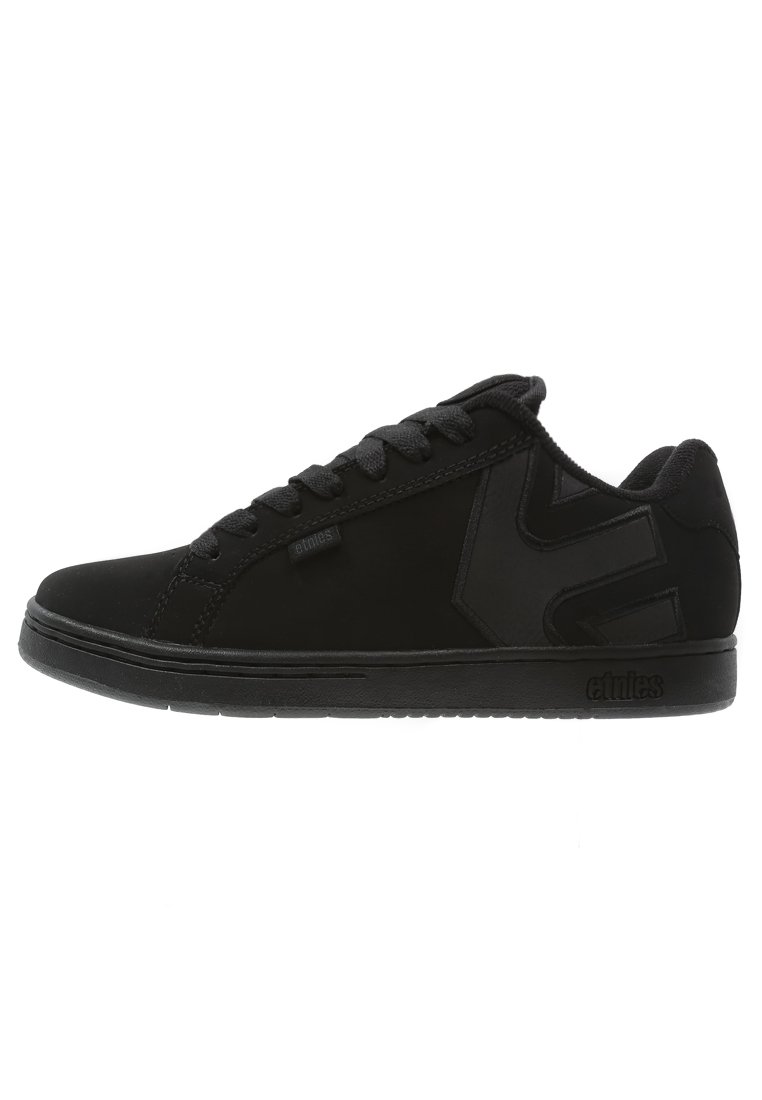 Schwarze Sportschuhe aus synthetischem Material, mit einer glatten Oberfläche, runder Spitze, flacher Sohle und einem auffälligen Logo-Design an der Seite.