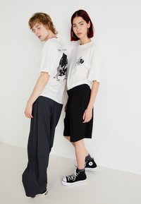 Jack & Jones JORRANDOM CREW NECK UNISEX - Camiseta estampada - bright white
