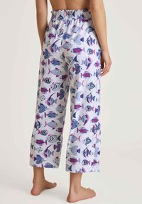 Lichte katoen pyjamabroek met een speels vispatroon in blauw- en rozetinten. Elastische tailleband; brede pijpen.