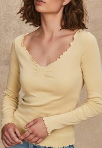 Next Pikkade varrukatega topp - citrine yellow